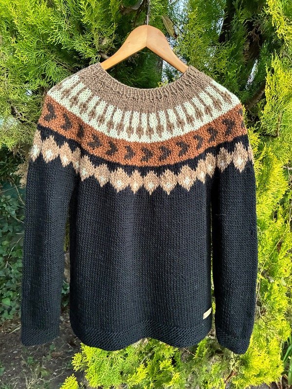 Producto - Sweater base negro y guardas en tierra y crudo