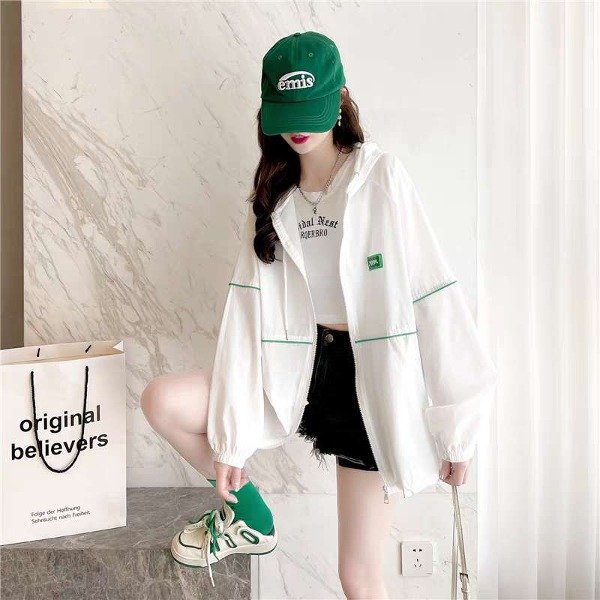 Producto - campera beige con verde fina tipo rompe vientos