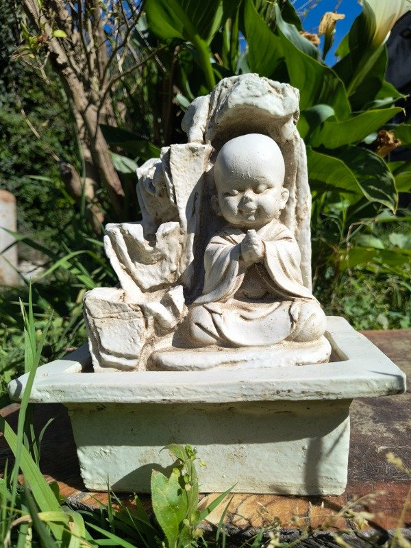 Producto - FUENTE BUDA REZANDO