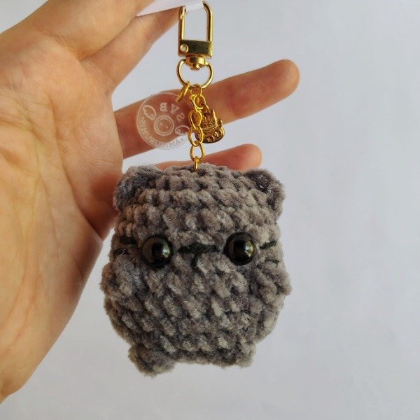 Producto - Llavero tierno gatito gris oscuro tejido chenille amigurumi