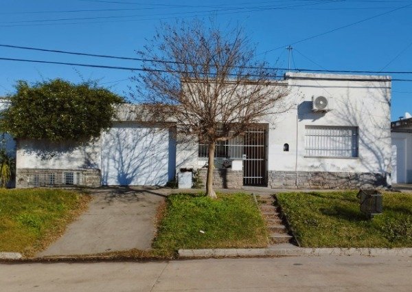 Producto - CASA UBICADA SOBRE CALLE PELLEGRINI AL 2300