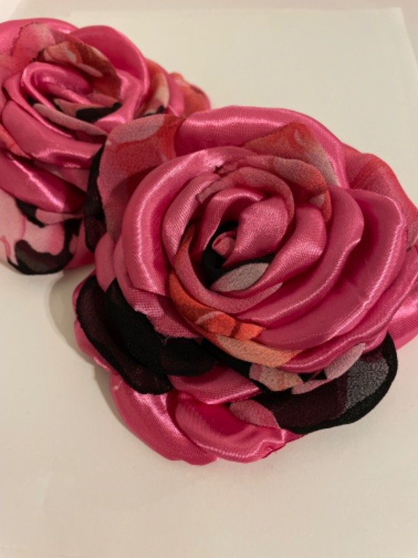 Producto - Flor estampada fucsia negro