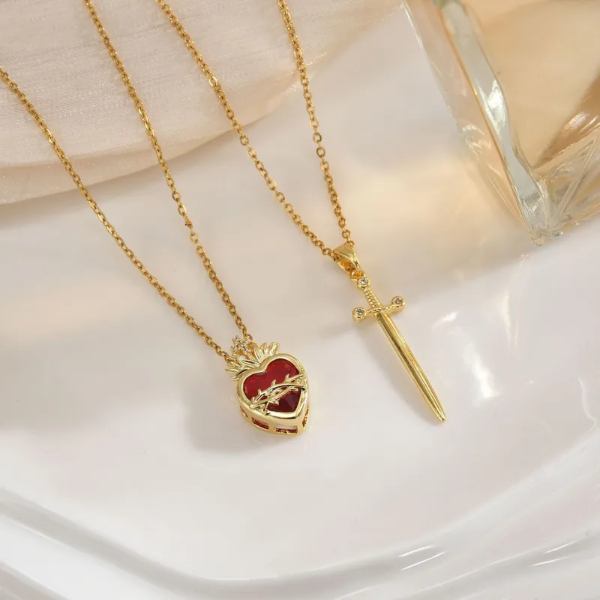 Producto - Collar para compartir Corazón y Daga pasante (dorado-rojo) UNICO EN STOCK