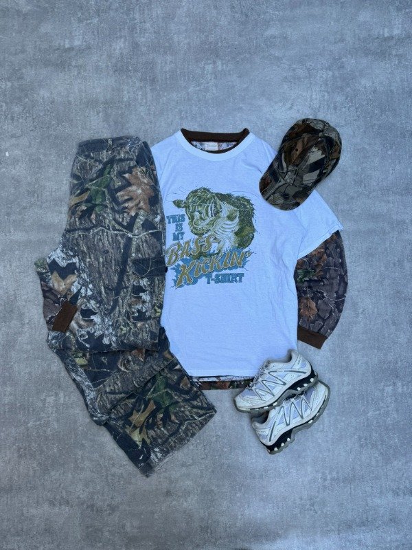 Producto - OUTFIT Remera Bass + Realtree Manga Larga + Pantalon Baggy Realtree + Gorra