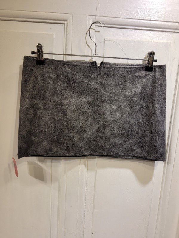 Producto - Falda ecocuero gris Nueva c/etiq Talle 16 años - PRECIO: 24X