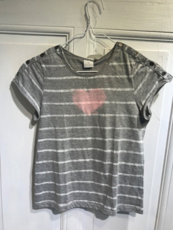 Producto - Remera CHEEKY gris rayas blancas corazon rosa Talle 12 años - PRECIO: 11X