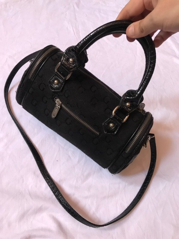Producto - Vintage Guess monogram berrel bag.