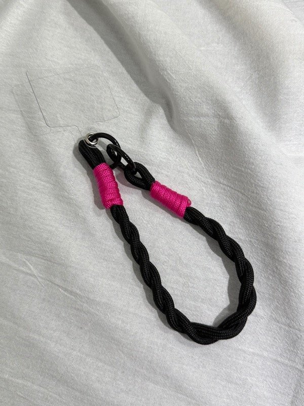 Producto - Handstrap negro con fucsia