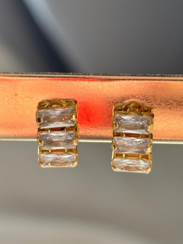 Producto - Aros Tina tipo baguette en acero dorado bañado en 18k con cubik