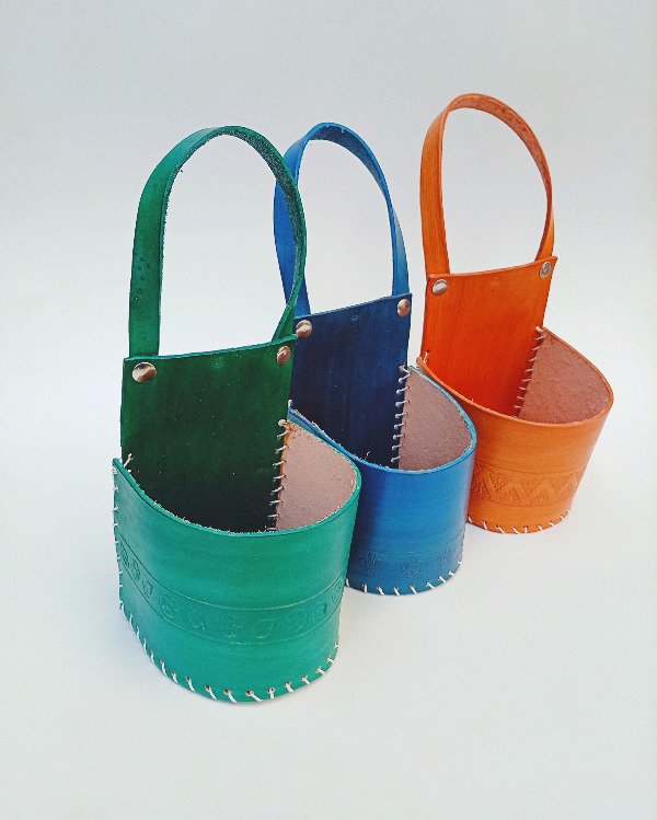 Producto - Porta mate de auto (verde, azul y suela)