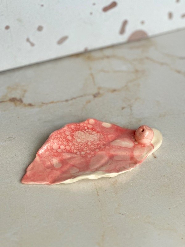 Producto - Porta sahumerios - hojas - "burbujas" rojas