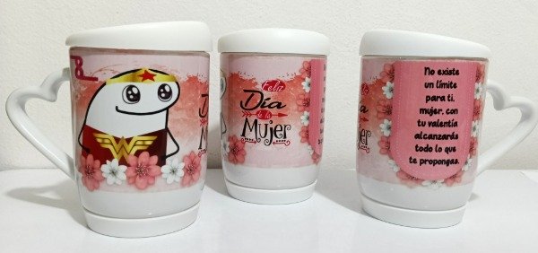 Producto - 1 Pocillo con tapa de silicona  Feliz día de la mujer
