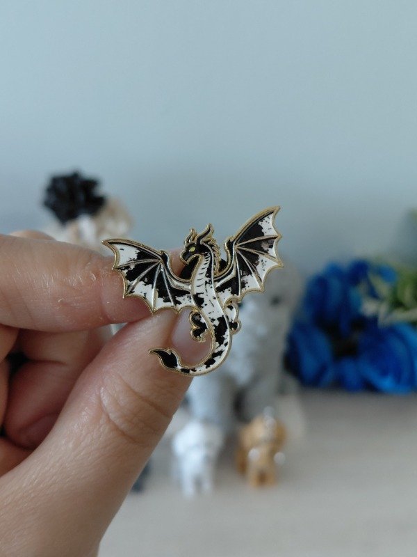 Producto - Pin metalizado - Dragón blanco y negro en dorado #2330