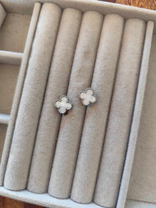 Producto - Aros trébol blanco. Acero quirúrgico
