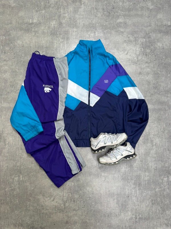 Producto - OUTFIT Campera Rompevientos USA Vtg + Pantalon Rompevientos K-State Vtg 90s
