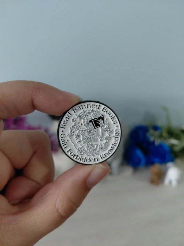 Producto - Pin metalizado - Read banned books gain forbidden knowledge #1772