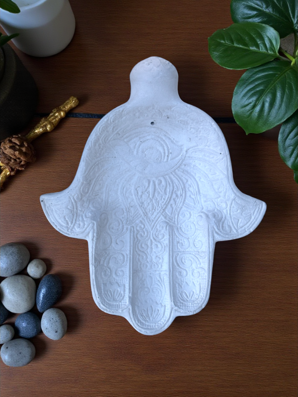 Producto - MANO DE FÁTIMA DE YESO GRABADA 22x18 CM