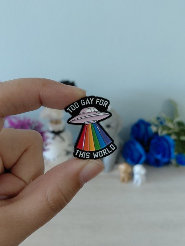 Producto - Pin metalizado - Too gay for this world #0831