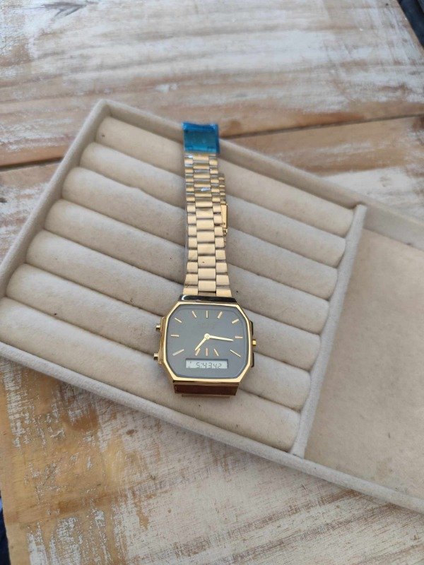 Producto - Reloj malla dorada cuadrante negro.