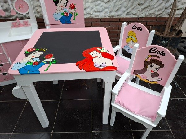 Producto - MESA Y DOS SILLAS TAMAÑO ALTO CON APOYABRAZOS Y ROLLO DE PAPEL