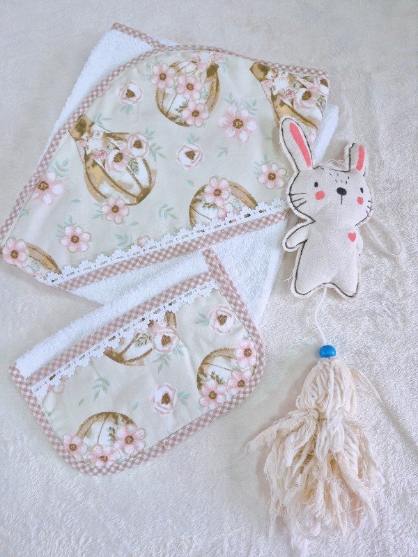 Producto - Toallon y babita con puntilla Conejas globo manteca