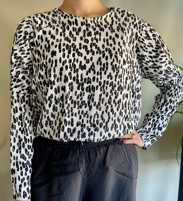 Producto - Blusa estampada c/manga diferenciada