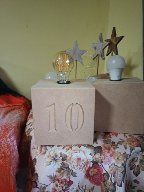 Producto - Velador cubo de 15 con el 10 con instalación eléctrica