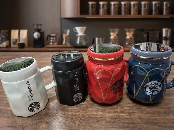 Producto - Taza starbucks color rojo negro blanco y azul