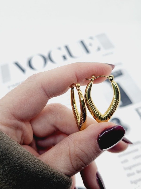 Producto - Aros acero dorado argollita tipo V mitad rayada
