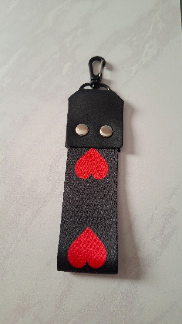 Producto - Llavero mini negro corazones rojos