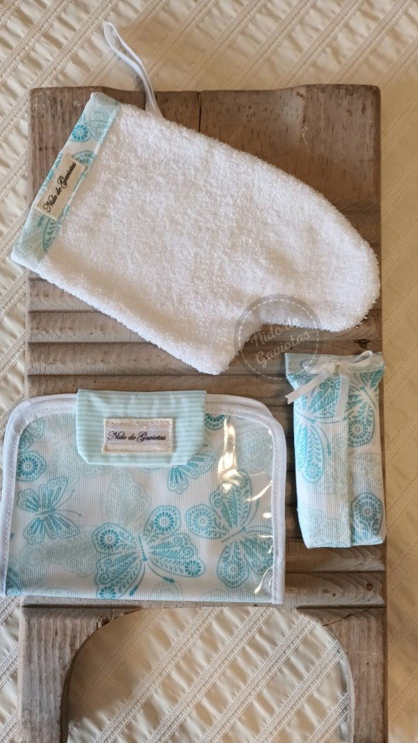 Producto - NECESER PORTACOSMETICOS + MANOPLA + PORTAPAÑUELOS "MARIPOSAS CELESTES"