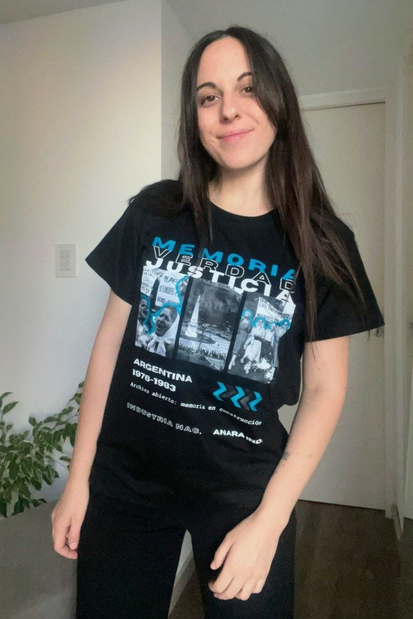 Producto - Remera Unisex Estampada "MEMORIA"