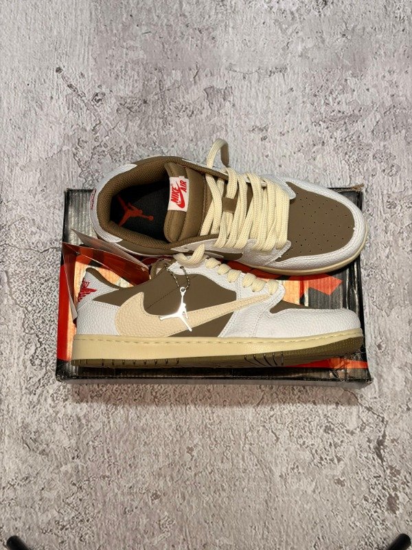 Producto - ZAPATILLAS NIKE TRAVIS MARRON/CREMA