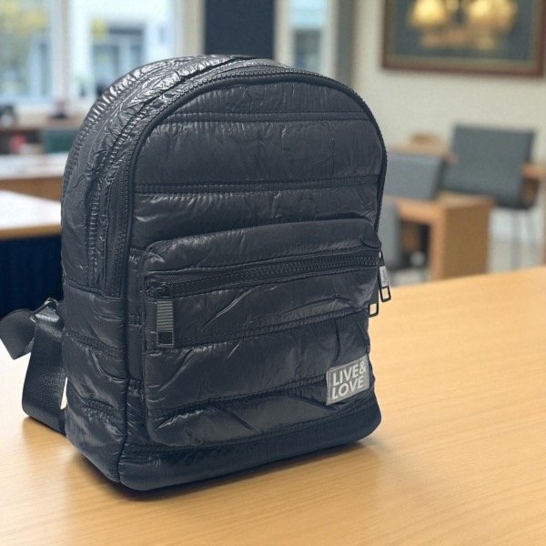 Producto - Mochila Puffer negra Live Love