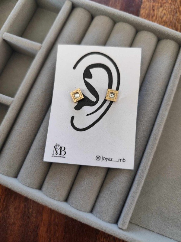 Producto - Aros bulgari cuadrado strass blanco. Tamaño S. Acero dorado.