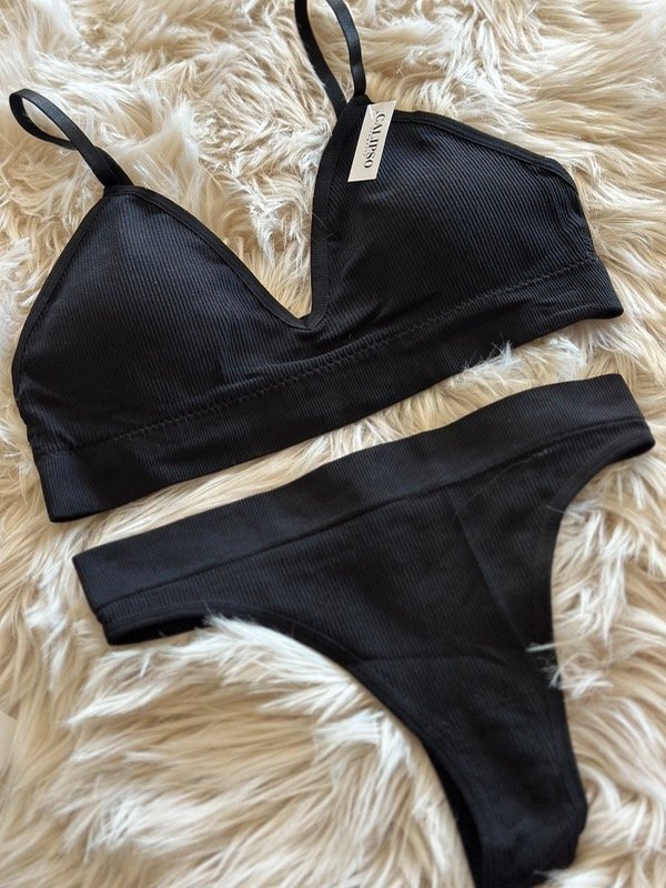 Producto - TOP Y LESS SEAMLESS NEGRO CON BROCHE EN ESPALDA