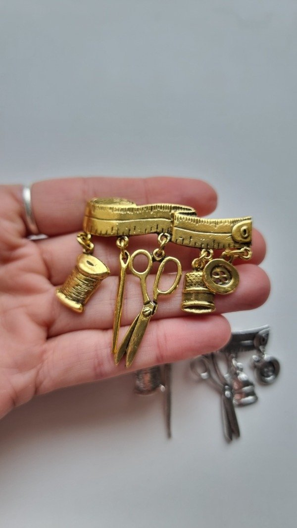 Producto - Prendedor COSTURA