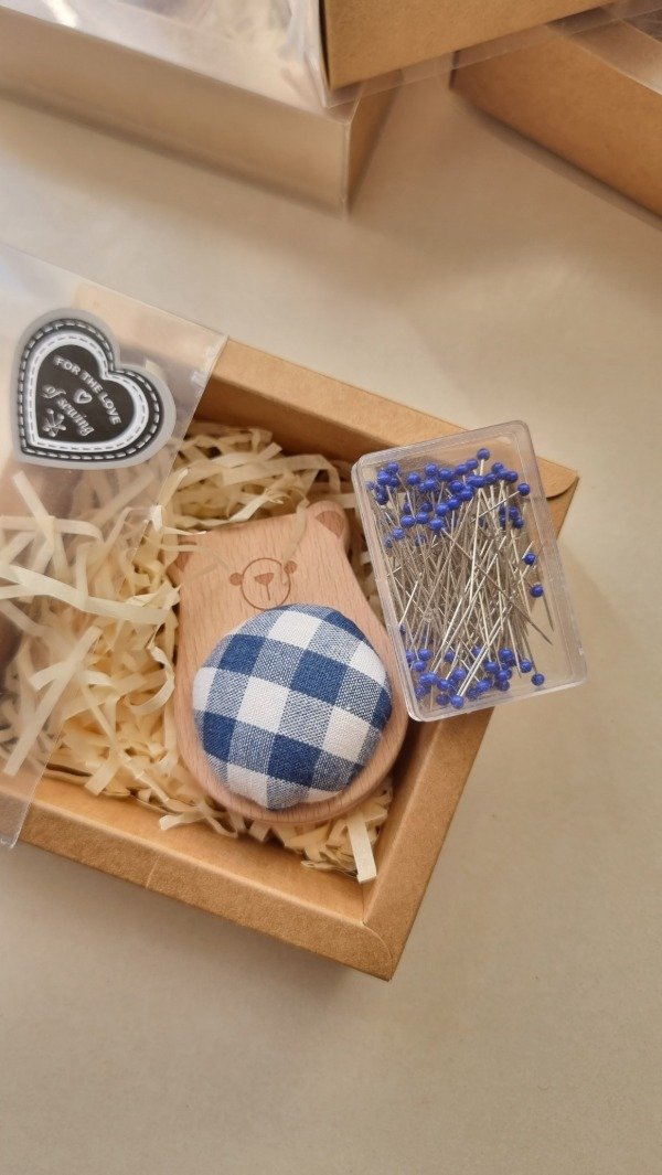 Producto - Caja + alfiletero + alfileres