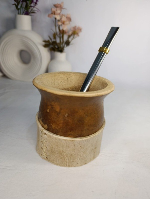 Producto - Mate criollo con base de cuero crudo + bombilla chata de acero inoxidable /6p/