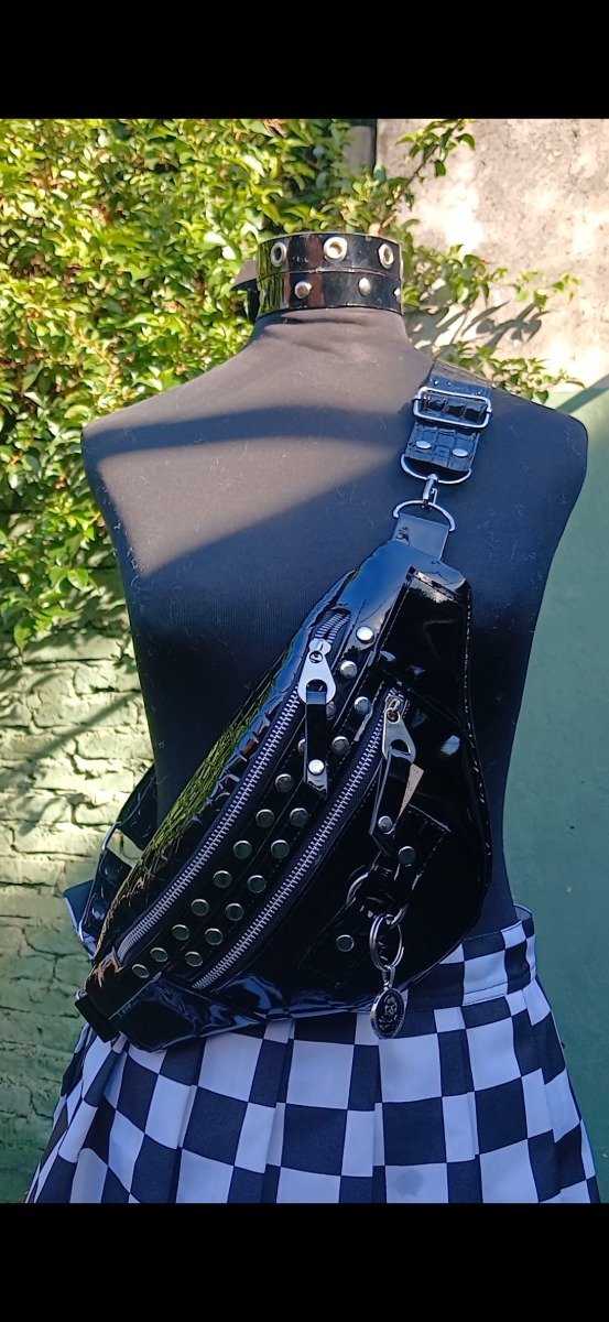 Producto - Riñonera charol negra con tachas