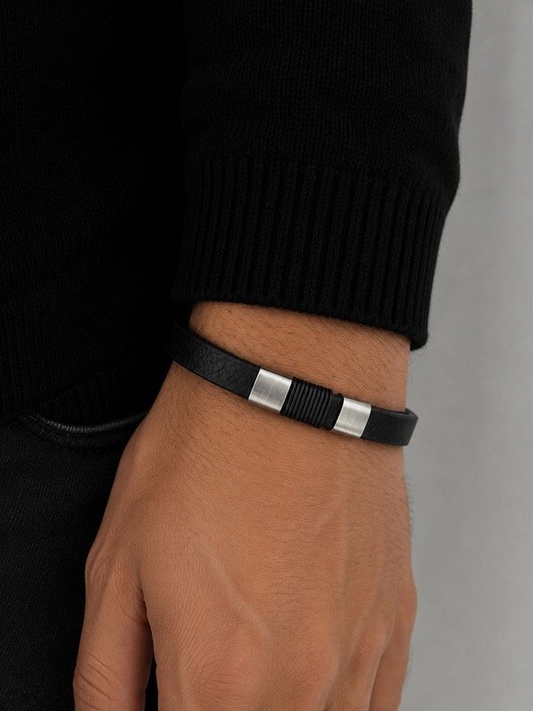 Producto - Pulsera individual de cuero negra con detalles en acero