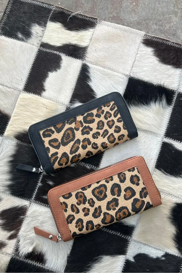Producto - Billetera animal Print cierre simple disponible en negro y suela