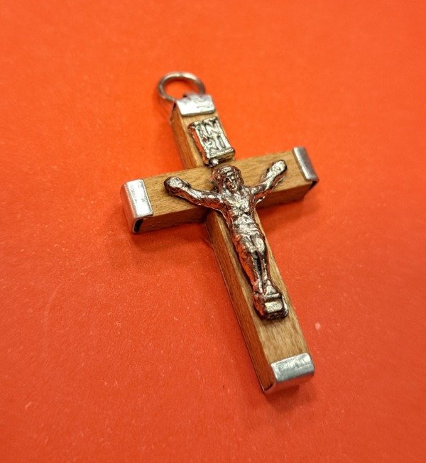 Producto - Cruz Cristiana Zamac y Madera Italiana 3,3 cm