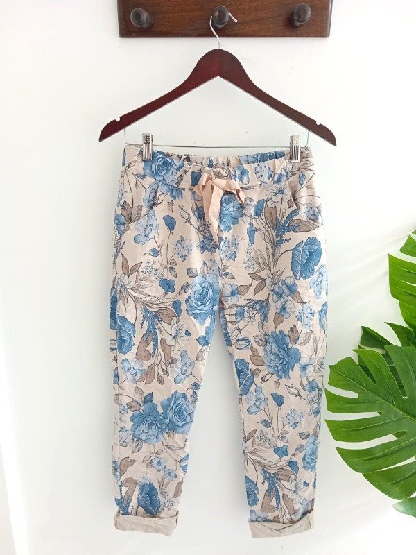 Producto - Babucha italiana estampada beige con flores azules