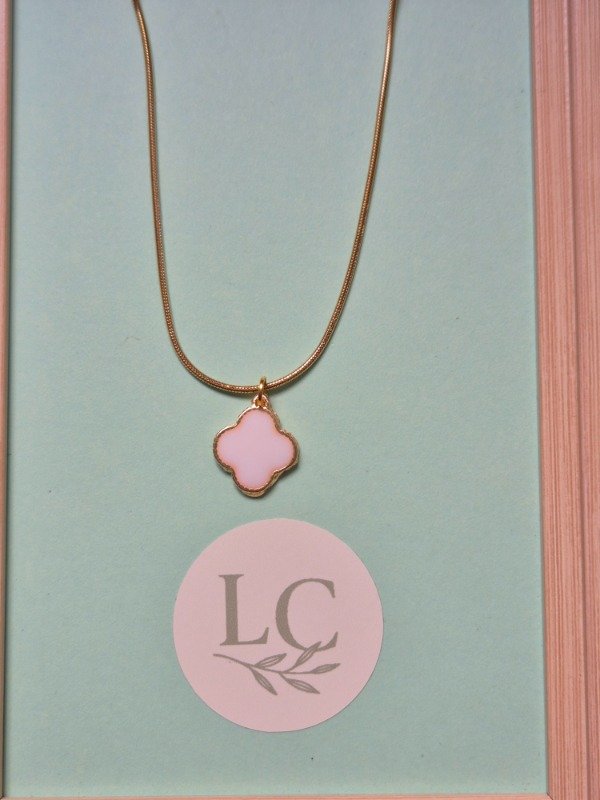 Producto - Collar dorado flor blanca