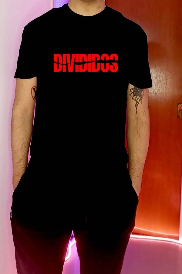 Producto - REMERA UNISEX DIVIDIDOS LETRAS