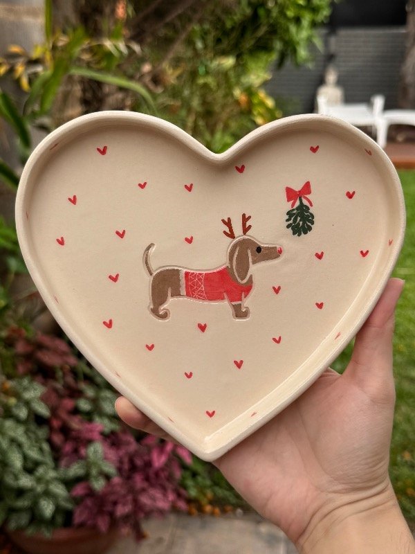 Producto - Plato corazón salchi navideño marrón