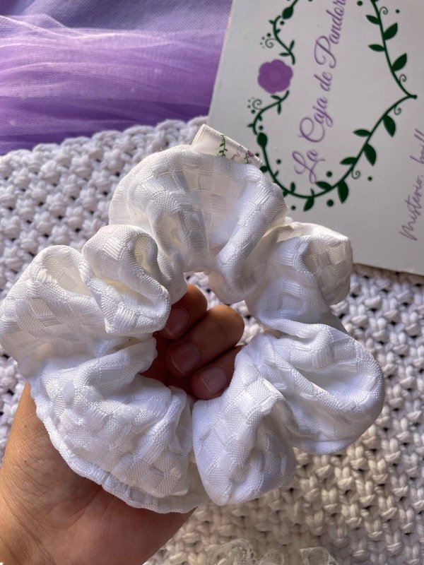 Producto - Scrunchie blanca