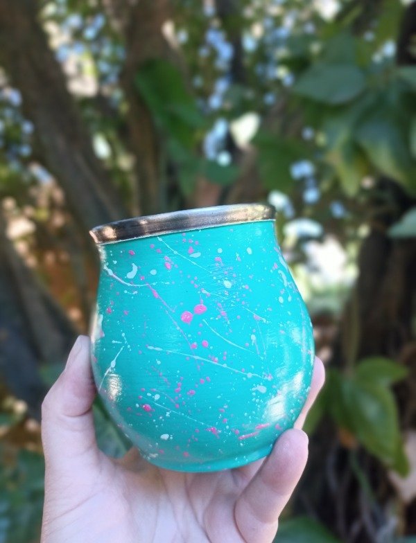 Producto - Mate de acero inoxidable verde esmeralda con chispas magenta y verde agua
