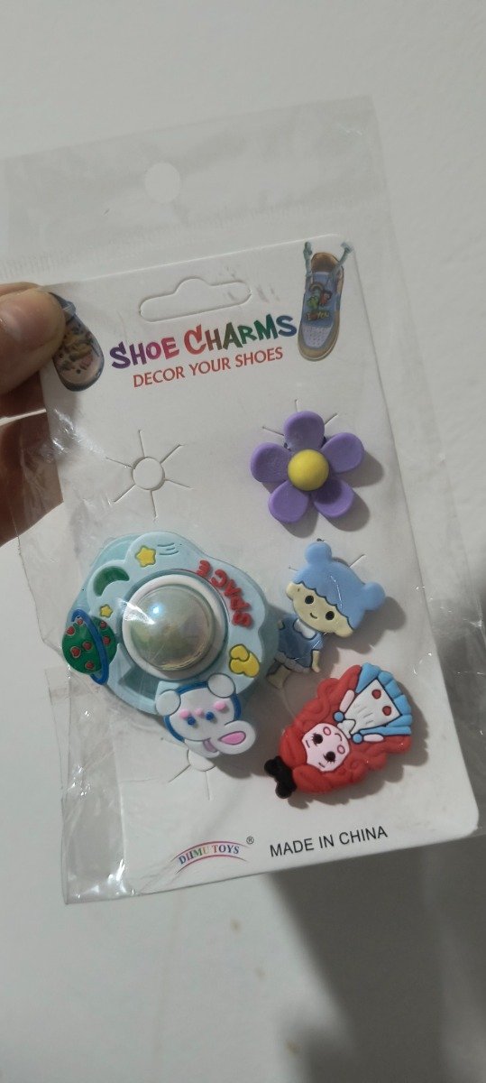 Producto - Pin de Crocs uno tiene luz